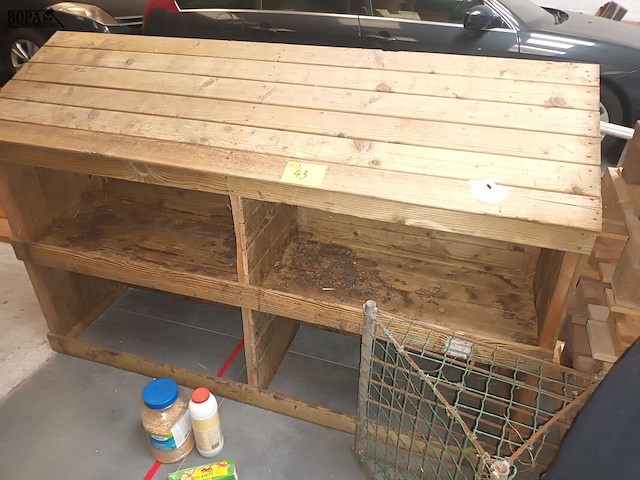 Lot 43 - kippenhok, hooiruif en producten - afbeelding 1 van  4