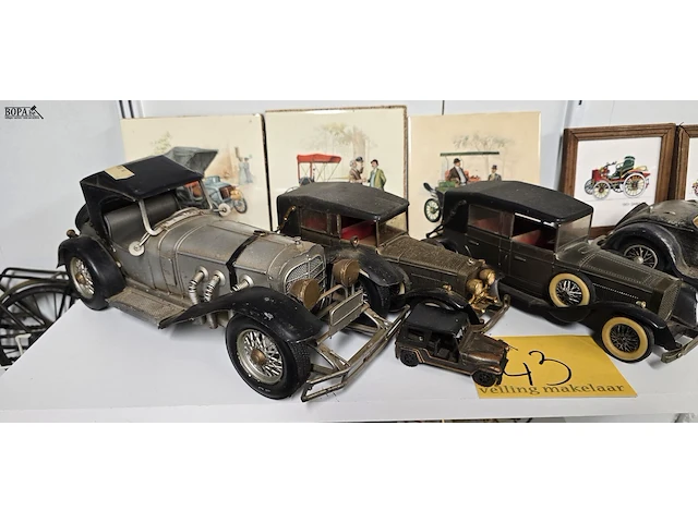 Lot 43 - metalen autootjes 4 stuks en 3 tegeltjes - afbeelding 1 van  5