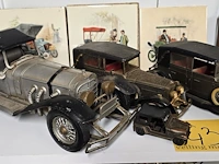 Lot 43 - metalen autootjes 4 stuks en 3 tegeltjes - afbeelding 1 van  5