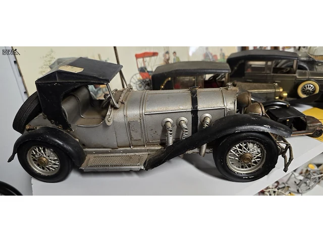 Lot 43 - metalen autootjes 4 stuks en 3 tegeltjes - afbeelding 2 van  5