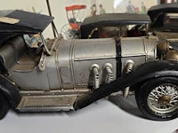 Lot 43 - metalen autootjes 4 stuks en 3 tegeltjes - afbeelding 2 van  5