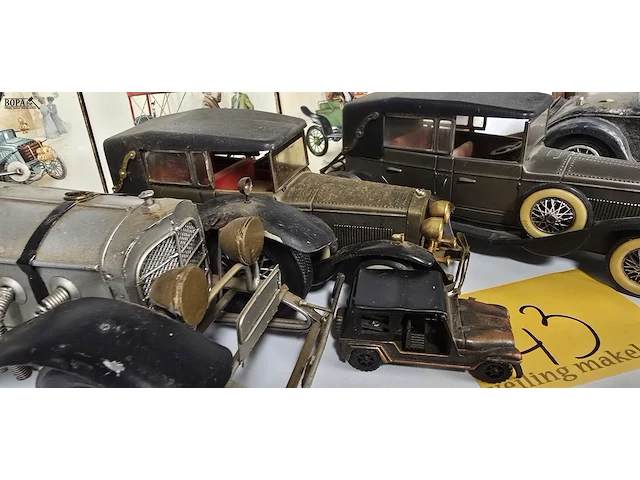 Lot 43 - metalen autootjes 4 stuks en 3 tegeltjes - afbeelding 3 van  5