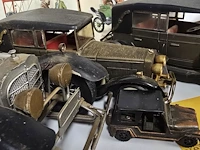 Lot 43 - metalen autootjes 4 stuks en 3 tegeltjes - afbeelding 3 van  5