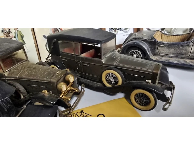 Lot 43 - metalen autootjes 4 stuks en 3 tegeltjes - afbeelding 4 van  5