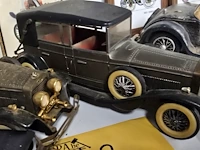Lot 43 - metalen autootjes 4 stuks en 3 tegeltjes - afbeelding 4 van  5