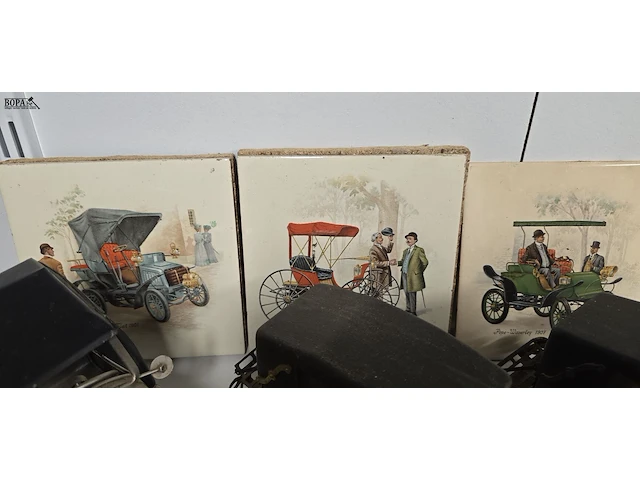 Lot 43 - metalen autootjes 4 stuks en 3 tegeltjes - afbeelding 5 van  5