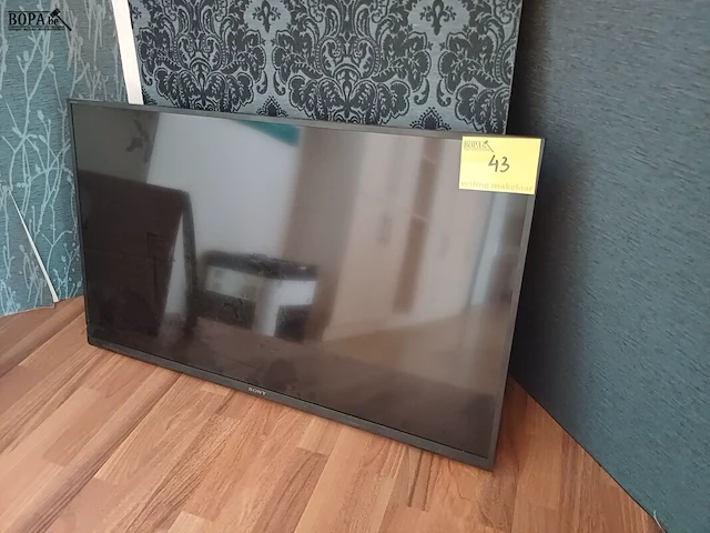 Lot 43 - sony tv met beugel - afbeelding 1 van  4
