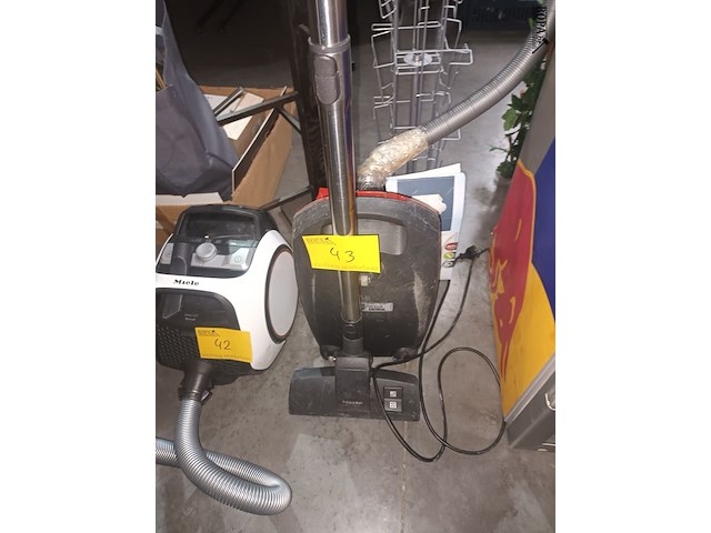Lot 43 - stofzuiger miele - afbeelding 1 van  3