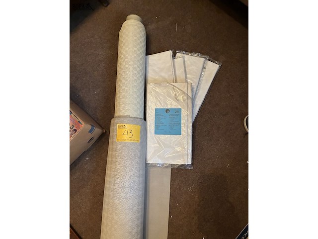 Lot 43 - tafelbescherming op rol en damast papier - afbeelding 1 van  2