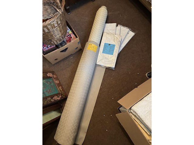 Lot 43 - tafelbescherming op rol en damast papier - afbeelding 2 van  2