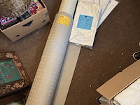 Lot 43 - tafelbescherming op rol en damast papier - afbeelding 2 van  2