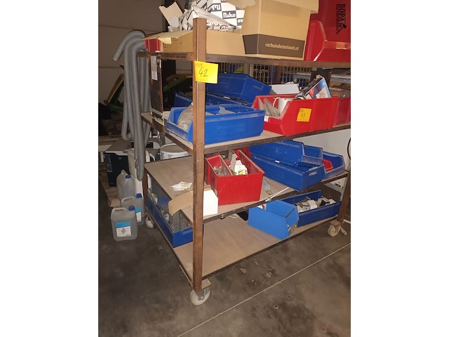 Lot 43 - werkmateriaal. inhoud rek - afbeelding 1 van  5