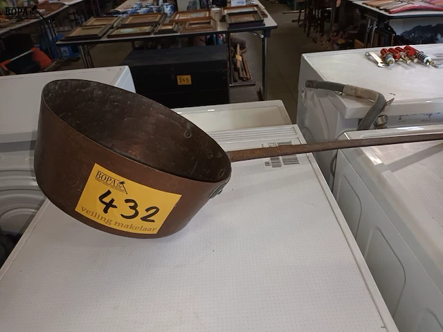 Lot 432 - koperen steelpan - afbeelding 1 van  4