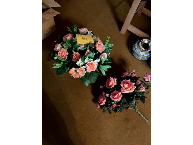 Lot 432 - tuilen kunstbloemen, 2 stuks - afbeelding 1 van  4