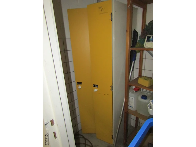 Lot 433 - locker kast met 2 deuren - afbeelding 1 van  2