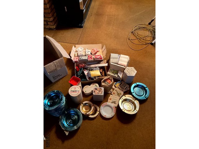 Lot 433 - lot merkartikelen ivm dranken - afbeelding 1 van  9