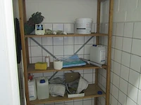 Lot 434 - houten rek met inhoud - afbeelding 1 van  3