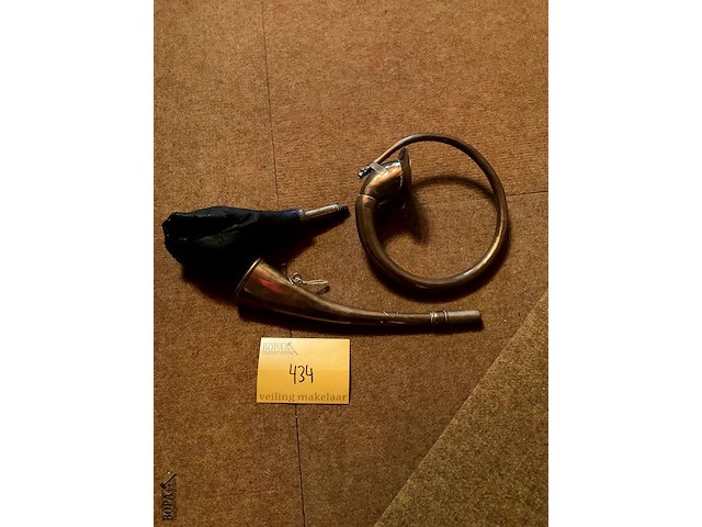 Lot 434 - koperen hoorns, 2 stuks - afbeelding 1 van  2