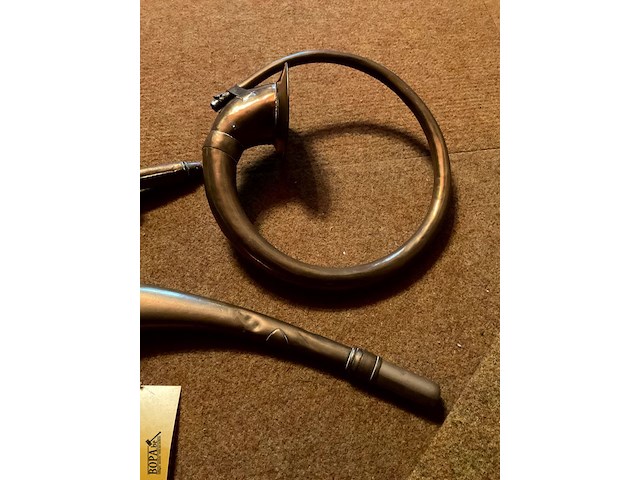 Lot 434 - koperen hoorns, 2 stuks - afbeelding 2 van  2