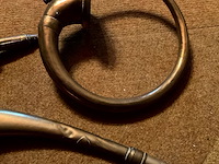 Lot 434 - koperen hoorns, 2 stuks - afbeelding 2 van  2