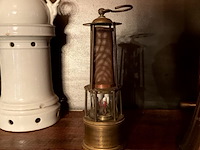 Lot 436 - mijnlampje met opschrift brons, 1887-1927 - afbeelding 1 van  4