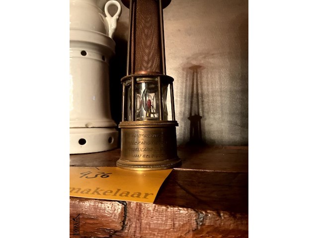 Lot 436 - mijnlampje met opschrift brons, 1887-1927 - afbeelding 3 van  4