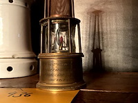 Lot 436 - mijnlampje met opschrift brons, 1887-1927 - afbeelding 3 van  4