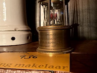 Lot 436 - mijnlampje met opschrift brons, 1887-1927 - afbeelding 4 van  4