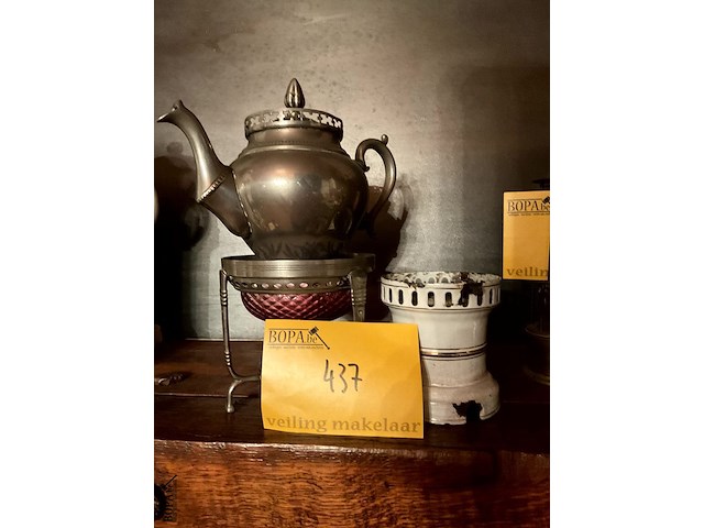 Lot 437 - theepot met onderstel tin/wit gelakt metalen onderdeel tisan - afbeelding 1 van  4