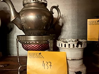 Lot 437 - theepot met onderstel tin/wit gelakt metalen onderdeel tisan - afbeelding 1 van  4