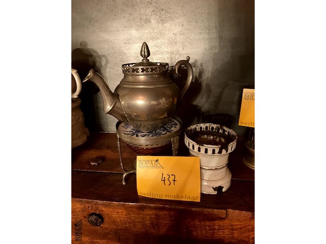 Lot 437 - theepot met onderstel tin/wit gelakt metalen onderdeel tisan - afbeelding 2 van  4