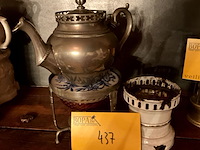 Lot 437 - theepot met onderstel tin/wit gelakt metalen onderdeel tisan - afbeelding 2 van  4