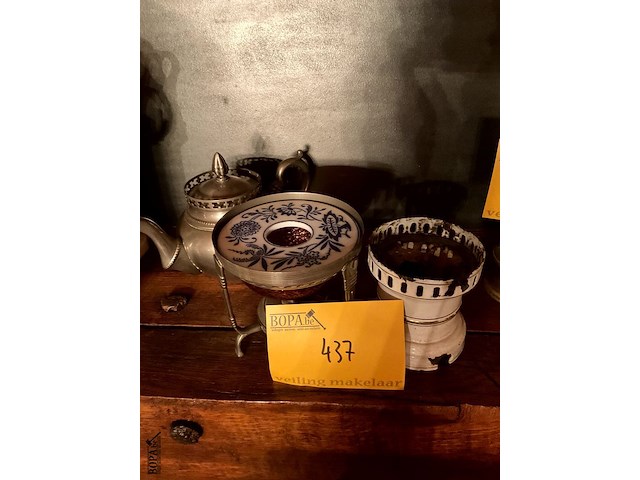 Lot 437 - theepot met onderstel tin/wit gelakt metalen onderdeel tisan - afbeelding 3 van  4