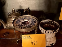 Lot 437 - theepot met onderstel tin/wit gelakt metalen onderdeel tisan - afbeelding 3 van  4