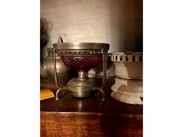 Lot 437 - theepot met onderstel tin/wit gelakt metalen onderdeel tisan - afbeelding 4 van  4