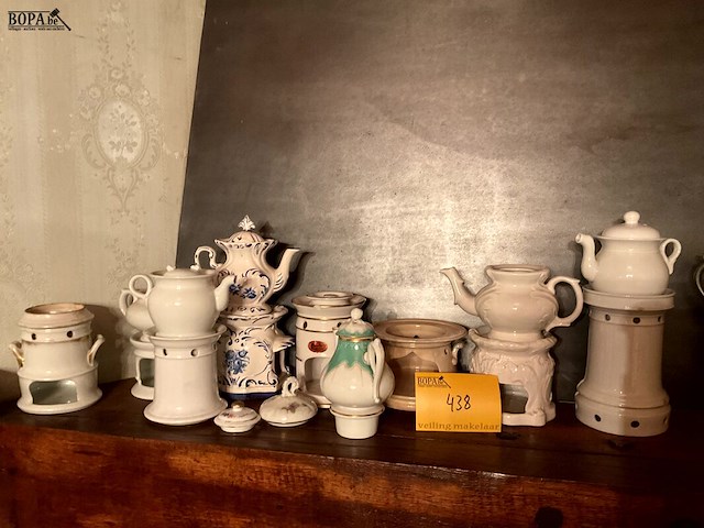 Lot 438 - lot theecomforen, 11 stuks - afbeelding 1 van  7