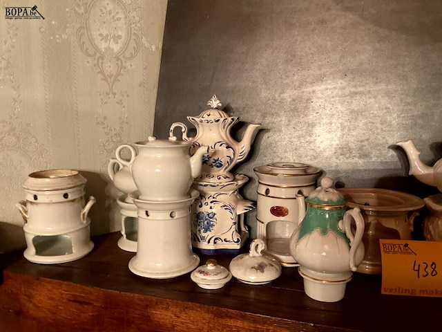 Lot 438 - lot theecomforen, 11 stuks - afbeelding 3 van  7