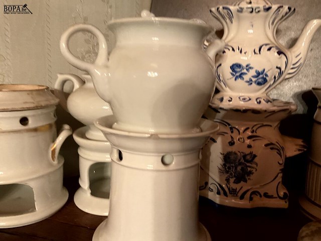 Lot 438 - lot theecomforen, 11 stuks - afbeelding 5 van  7