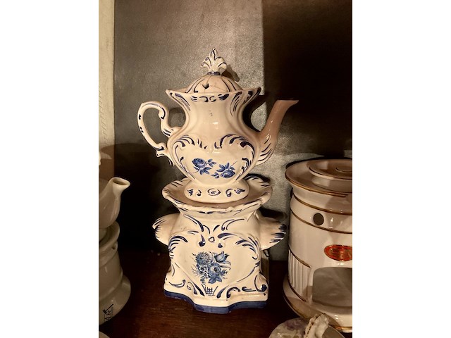 Lot 438 - lot theecomforen, 11 stuks - afbeelding 6 van  7