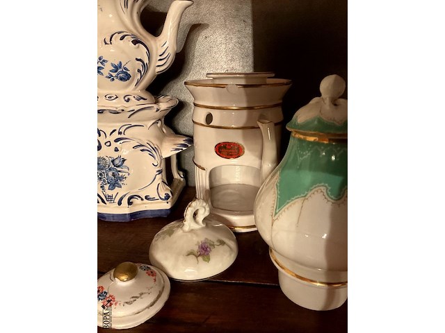 Lot 438 - lot theecomforen, 11 stuks - afbeelding 7 van  7