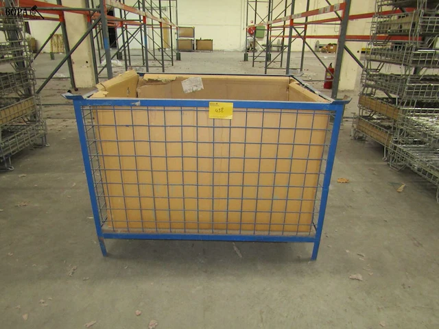 Lot 438 - metalen kooibak - afbeelding 1 van  2