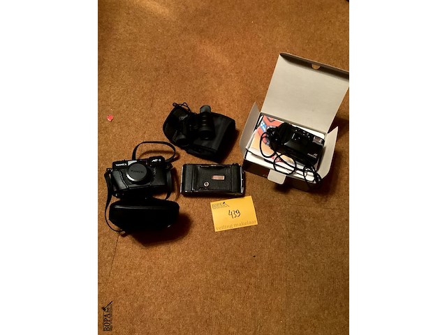 Lot 439 - fototoestellen yashica/pentax/vintage/plus verrekijker, 4 st - afbeelding 1 van  5