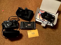 Lot 439 - fototoestellen yashica/pentax/vintage/plus verrekijker, 4 st - afbeelding 1 van  5