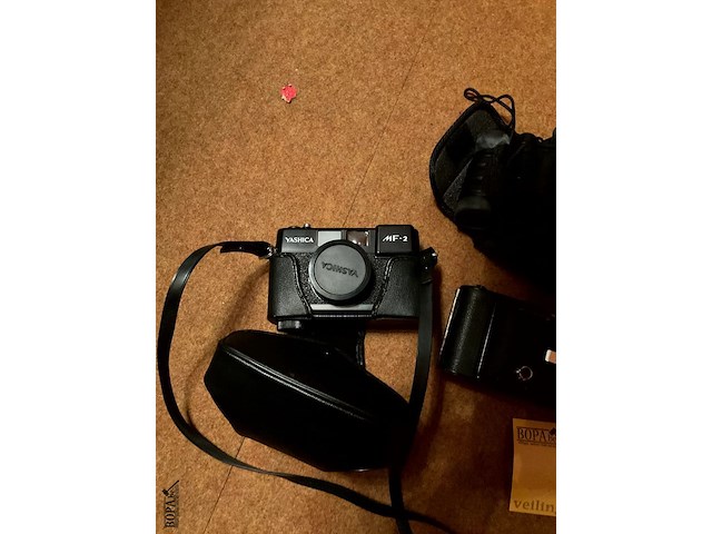 Lot 439 - fototoestellen yashica/pentax/vintage/plus verrekijker, 4 st - afbeelding 2 van  5