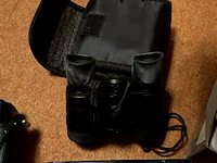 Lot 439 - fototoestellen yashica/pentax/vintage/plus verrekijker, 4 st - afbeelding 4 van  5