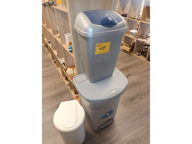 Lot 439 - pvc vuilnisbak. 3 stuks - afbeelding 1 van  4