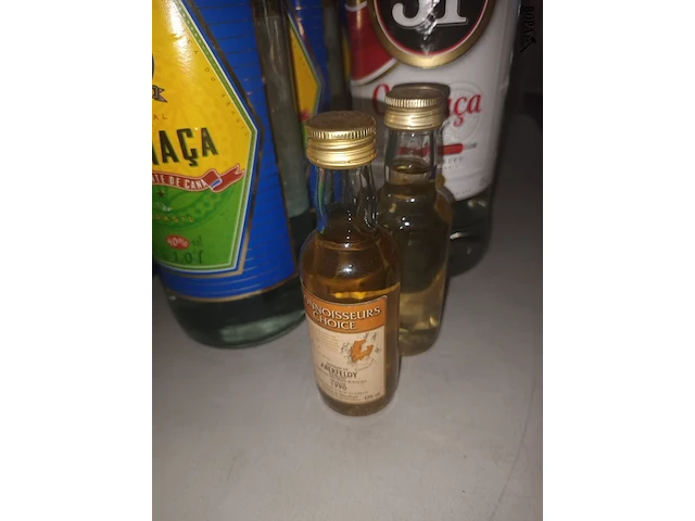 Lot 44 - cachaça rum. 5 stuks - afbeelding 2 van  3