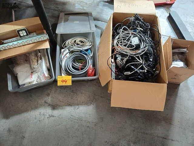 Lot 44 - computer bekabeling en onderdelen - afbeelding 1 van  6
