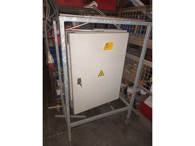 Lot 44 - elektriciteitskast in metalen frame - afbeelding 1 van  3