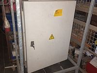 Lot 44 - elektriciteitskast in metalen frame - afbeelding 1 van  3